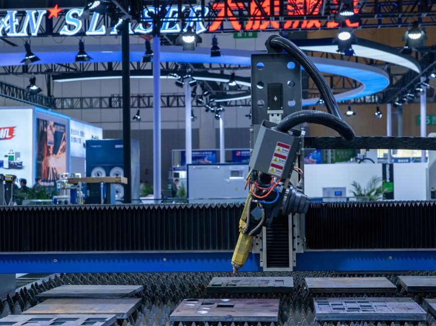 Công nghệ cắt bằng tia nước (Waterjet) hiện đại, không sinh nhiệt, cắt được đa dạng vật liệu dày với độ chính xác cao.