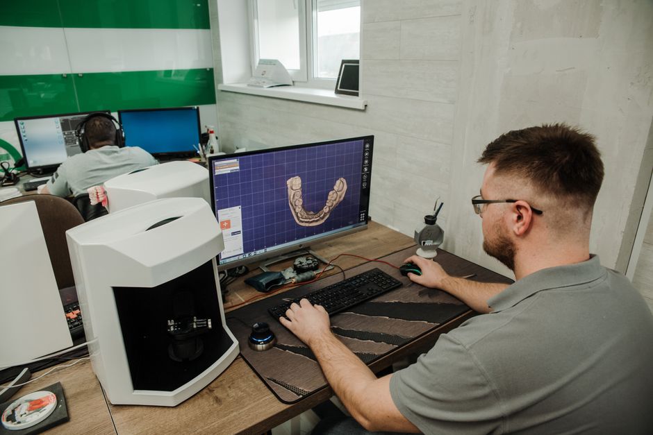 Mô hình 3D CAD của chi tiết kim loại tấm được tối ưu hóa thiết kế cho gia công CNC