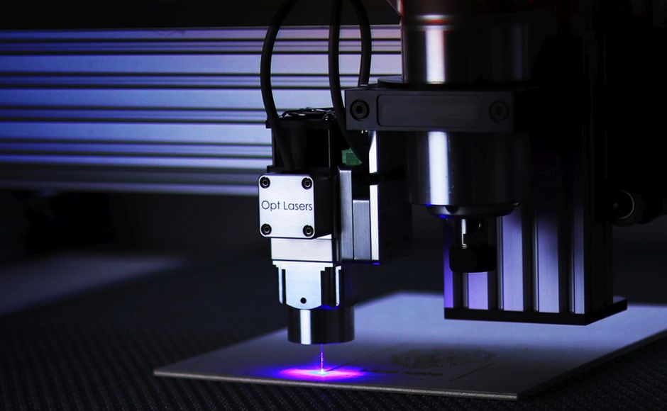 Máy cắt laser Fiber CNC công nghệ cao đang gia công chi tiết kim loại tấm với độ chính xác cao
