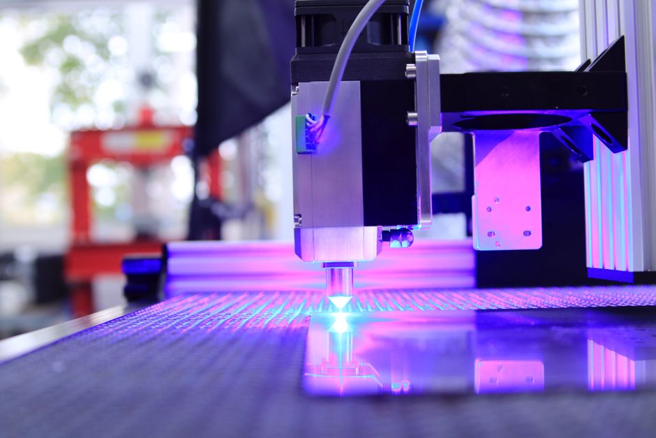 Máy cắt laser fiber công suất cao đang gia công cắt vật liệu dày với độ chính xác tuyệt đối