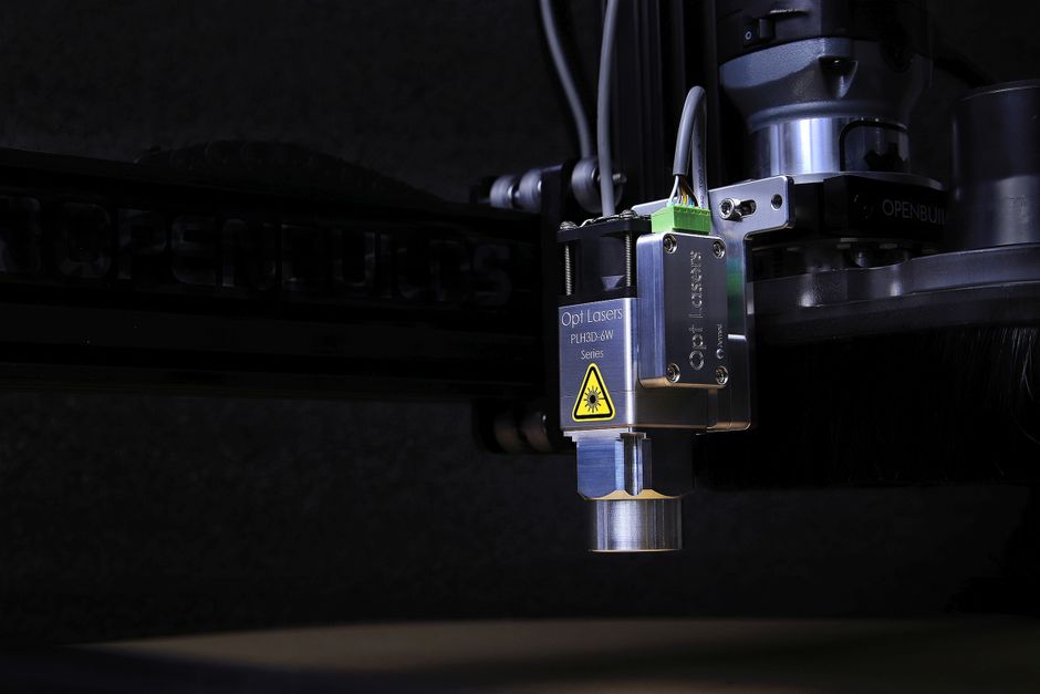 Máy cắt laser ống kim loại Fiber CNC hiện đại đang gia công chi tiết phức tạp
