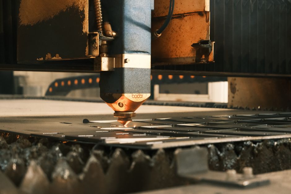 Nhà máy gia công kim loại tấm hiện đại của Cơ Khí Nhật Nam với các thiết bị tiên tiến như máy đột CNC, máy chấn và robot hàn, đảm bảo quy trình sản xuất hiệu quả.