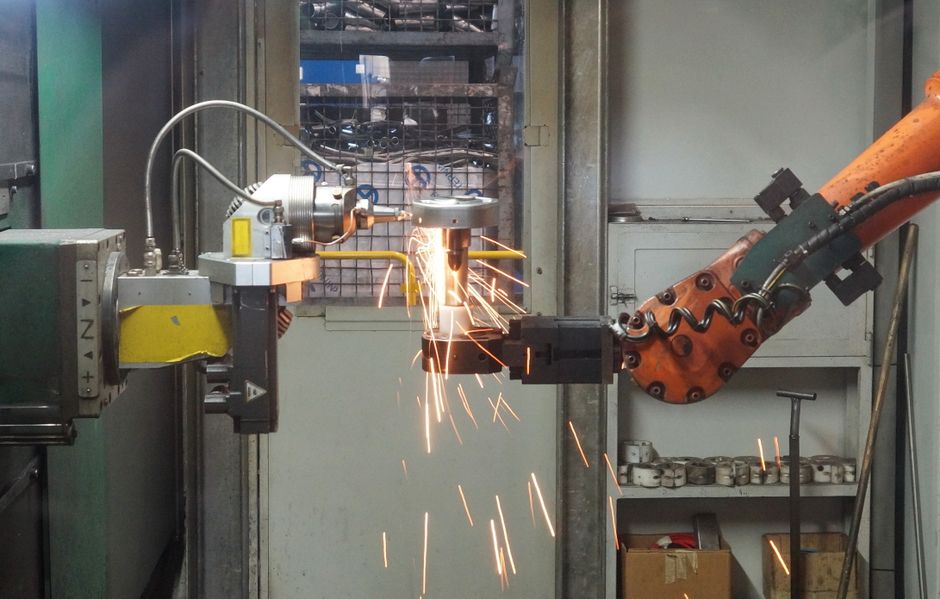 Robot hàn tự động 6 trục thực hiện mối hàn chính xác và đồng đều