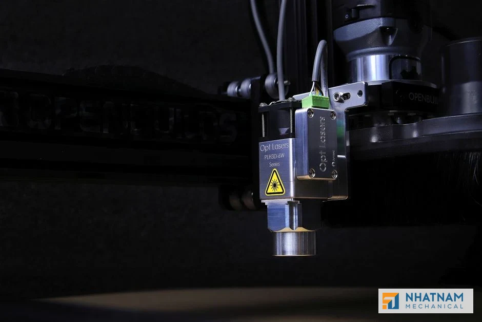 Máy cắt laser Fiber hiện đại đang gia công kim loại tấm với độ chính xác cao