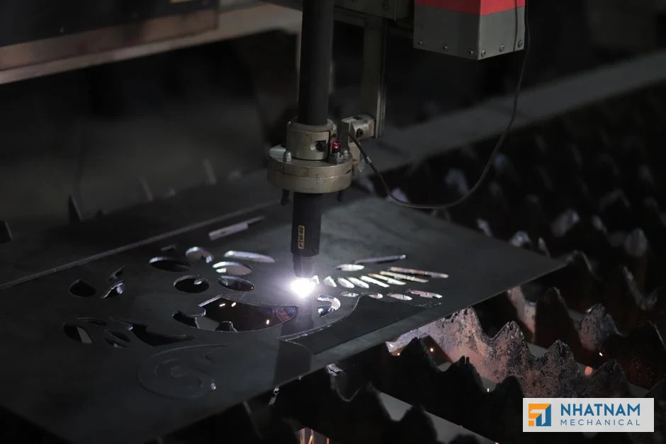 So sánh chi tiết kim loại tấm được cắt bằng laser và đột CNC