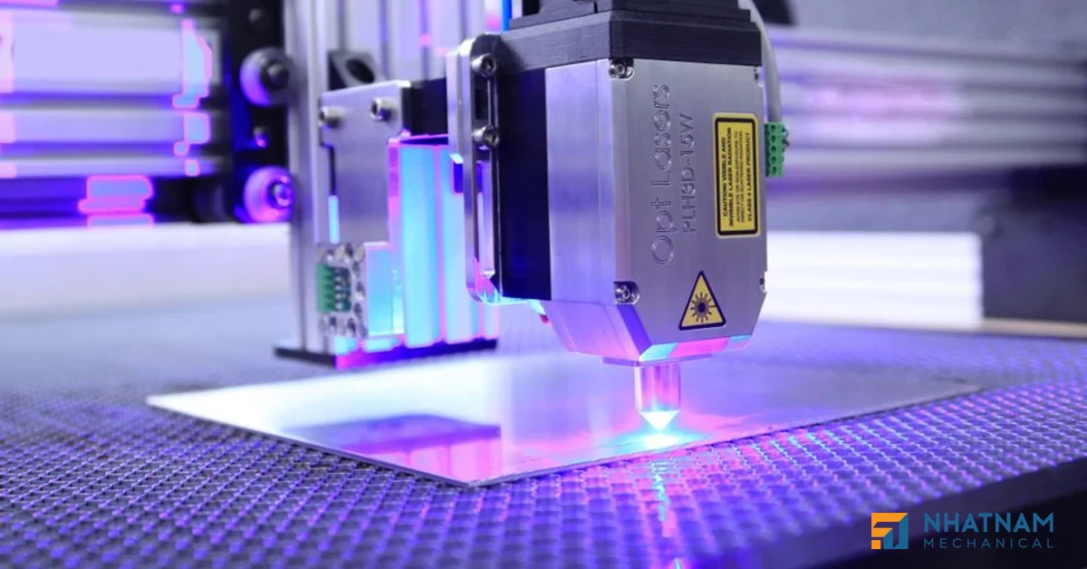 Máy chấn/uốn CNC hiện đại đang định hình kim loại tấm với độ chính xác cao
