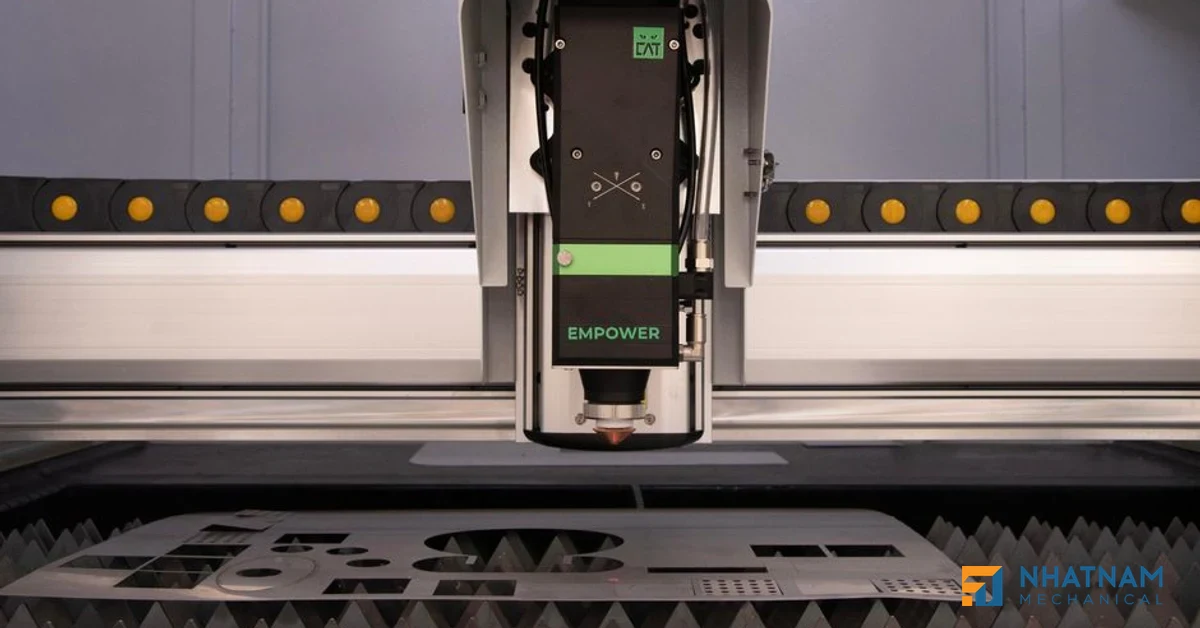 Máy đột CNC hiện đại đang gia công kim loại tấm tại nhà máy Cơ Khí Nhật Nam