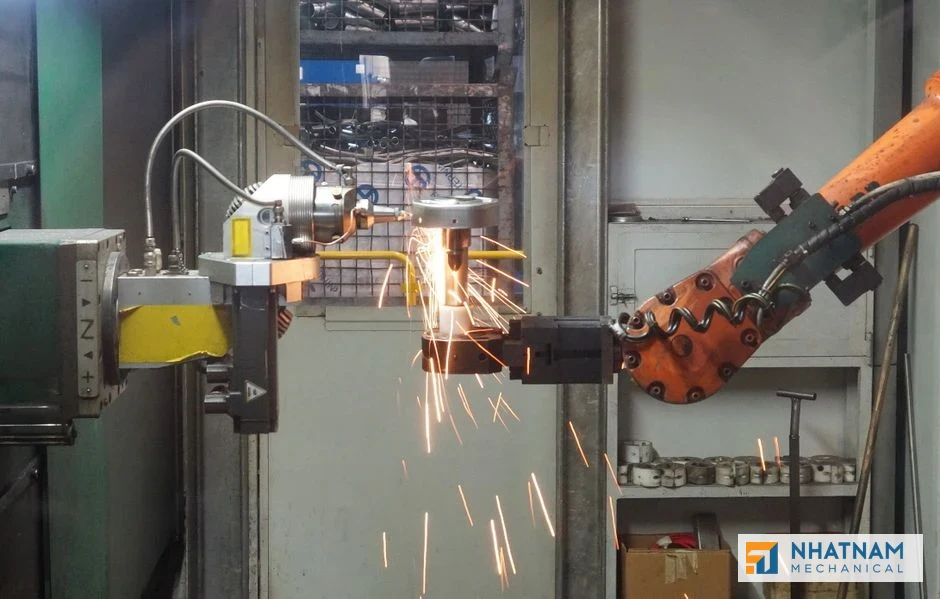 Hệ thống hàn robot 6 trục tiên tiến của Cơ Khí Nhật Nam đang thực hiện mối hàn chính xác trên các chi tiết kim loại tấm, đảm bảo chất lượng và độ bền vượt trội.