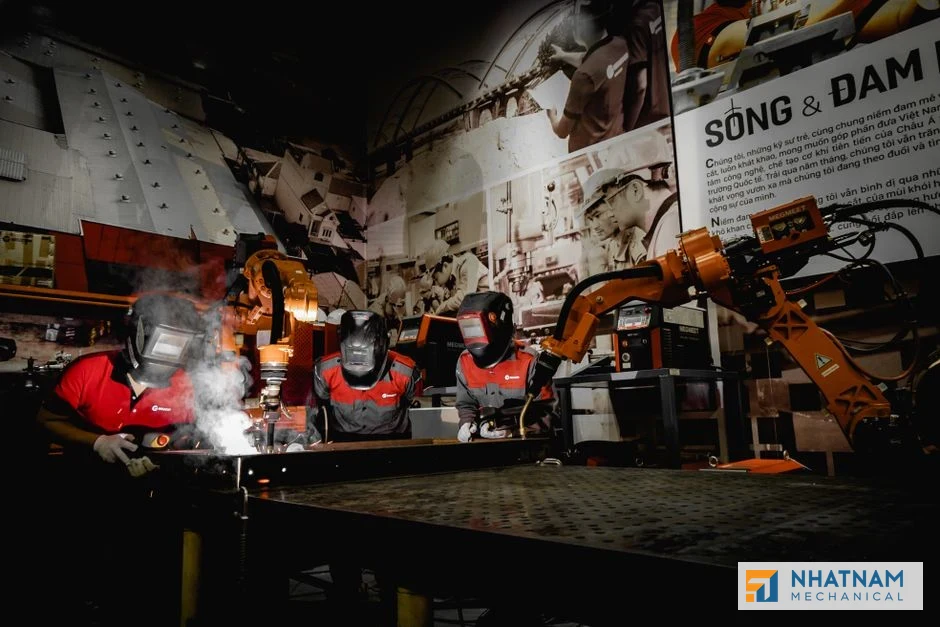 So sánh trực quan giữa mối hàn robot chính xác và mối hàn thủ công, làm nổi bật ưu thế công nghệ